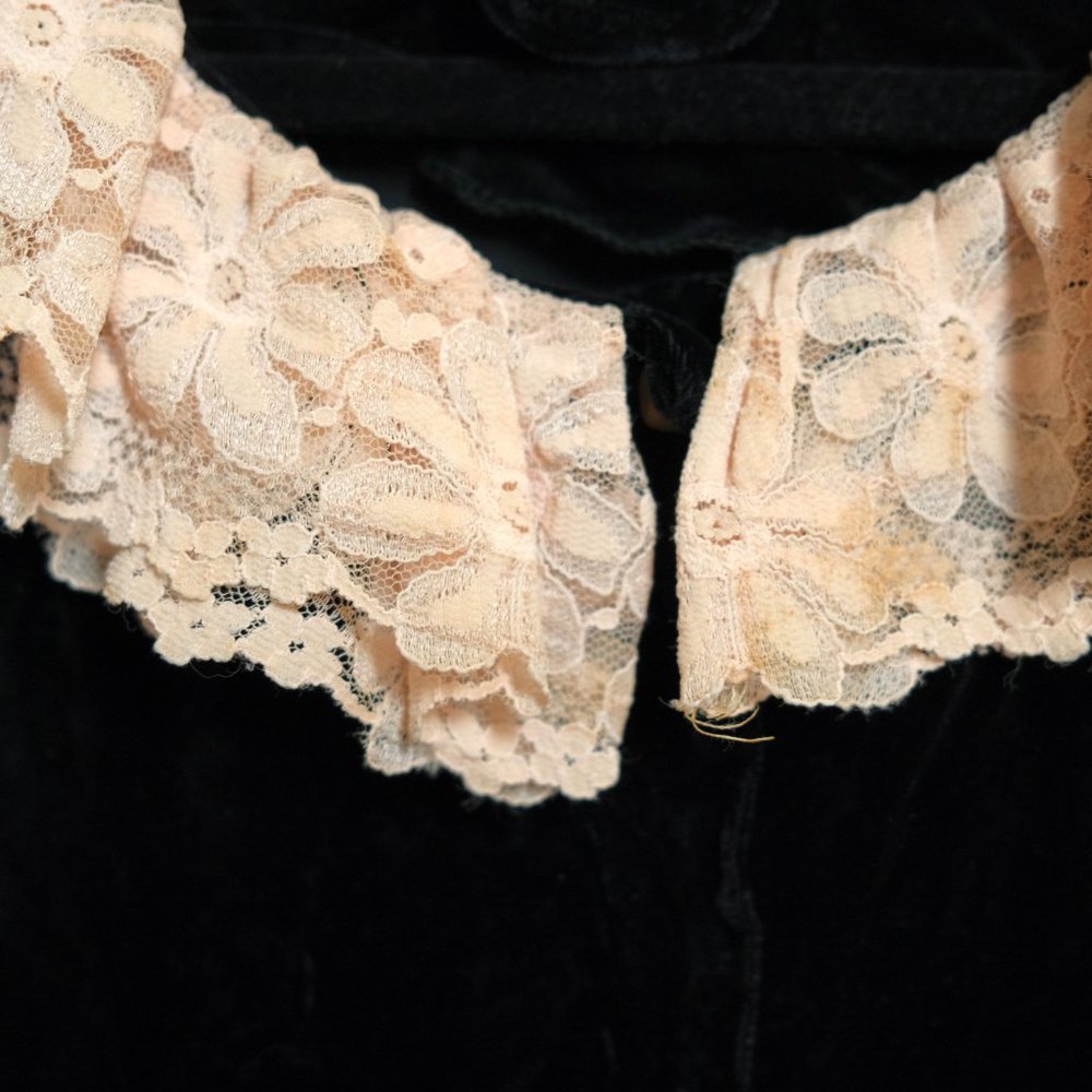marilyn new york 1950s/60s black velvet robe w chantilly lace collar & cuffs - Picture 6 of 14